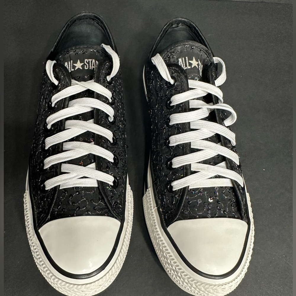 Converse Black and White All Star Sneakers size 8 pre owned Exellent condition.